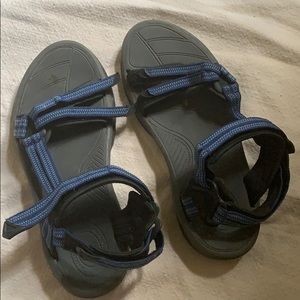 Women’s Tevas size 8